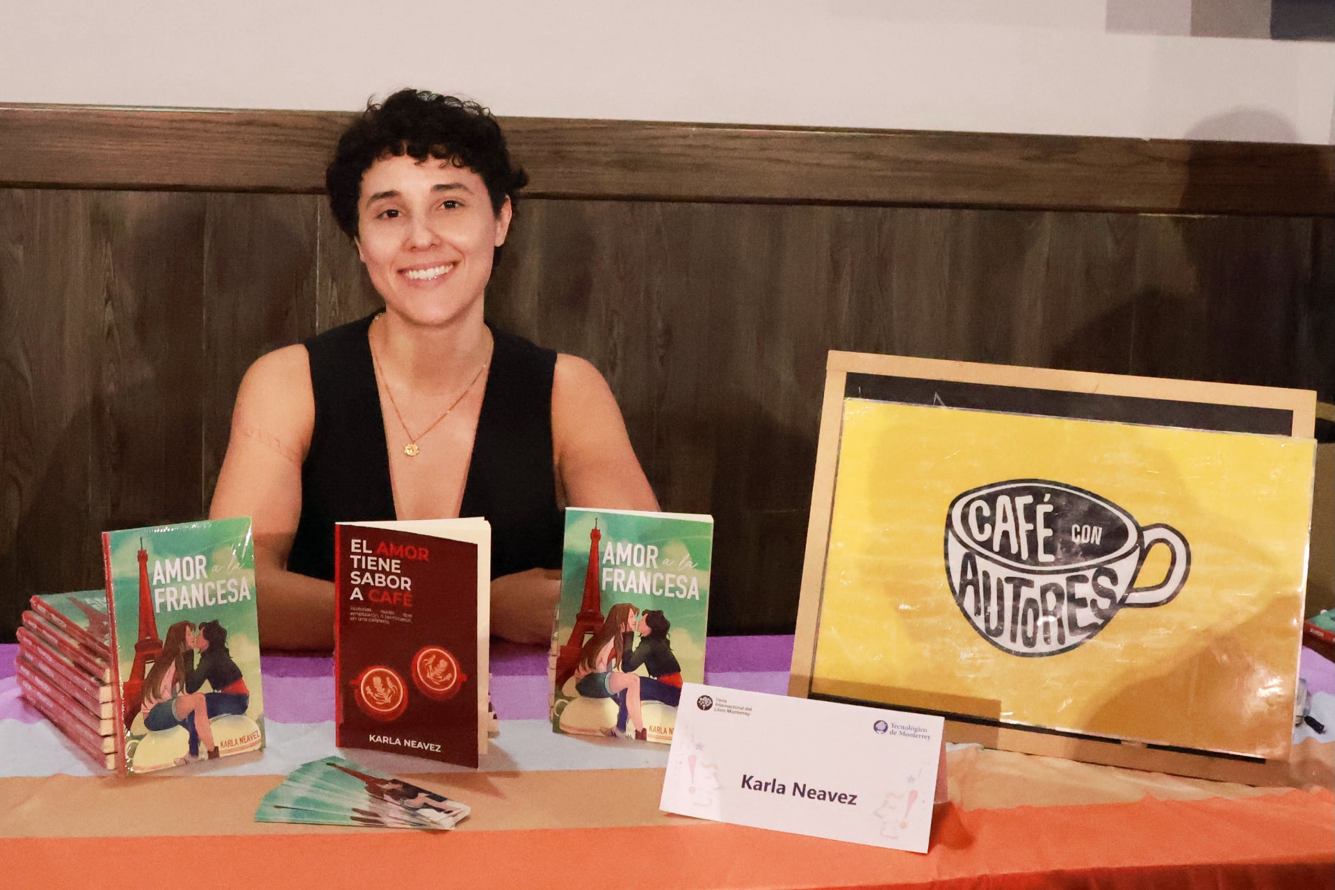 Karla Neavez en la Feria Internacional del Libro de Monterrey, junto a sus libros